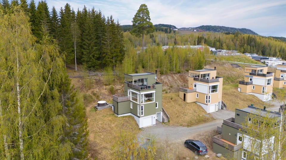 Property building, Spring, Day, Neighbourhood, Natural landscape, Bird's eye view, Hot Tub, Location, Parking