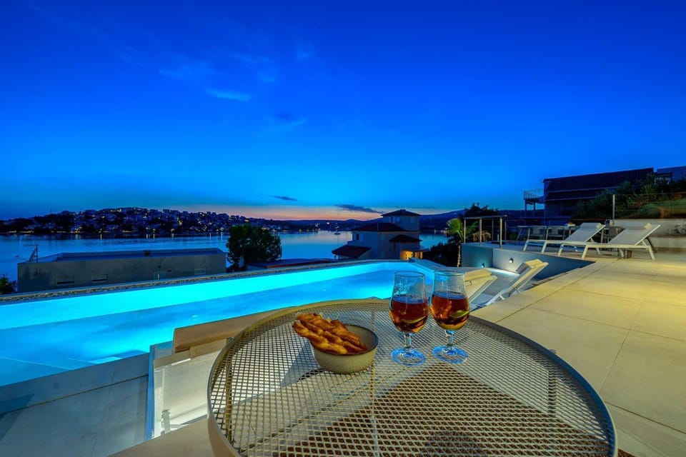 Night, Natural landscape, View (from property/room), Balcony/Terrace, Pool view, Swimming pool, sunbed