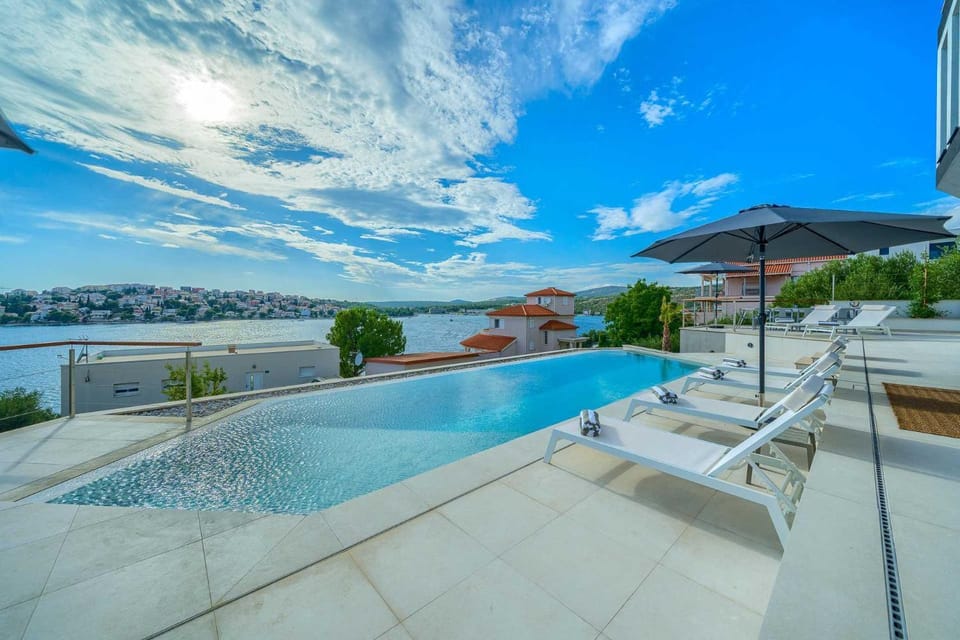 Day, Natural landscape, View (from property/room), Balcony/Terrace, Pool view, Swimming pool, sunbed