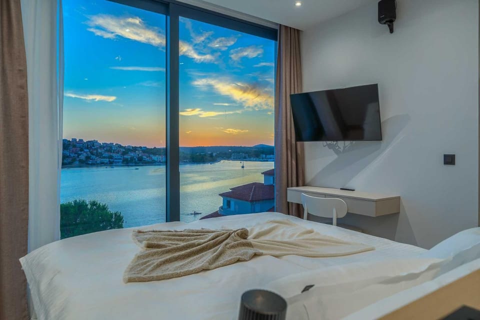 Bed, Natural landscape, Photo of the whole room, Bedroom