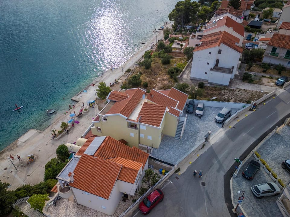 Bird's eye view, Location