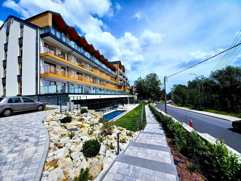 Property building, Pool view, Swimming pool, Location, Parking