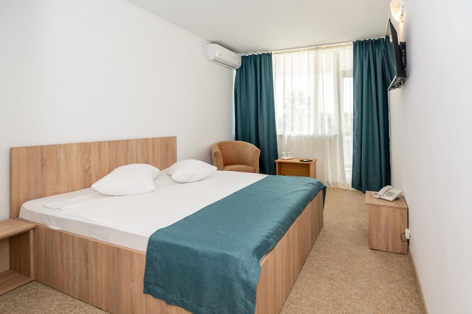 Bed, TV and multimedia, Photo of the whole room, Seating area, Bedroom, towels, air conditioner