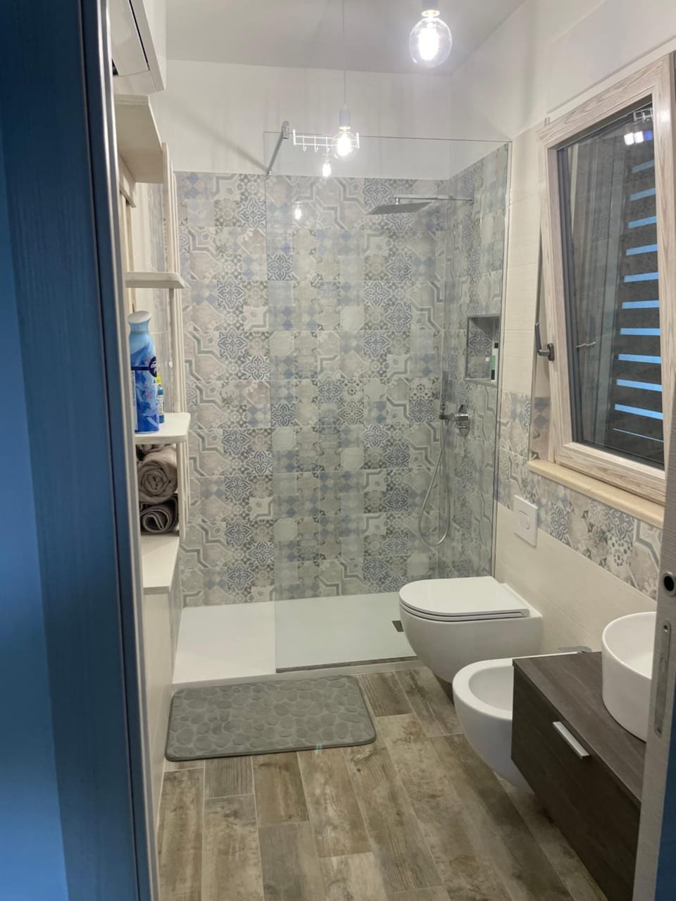 Shower, Toilet, Bathroom, bidet, towels