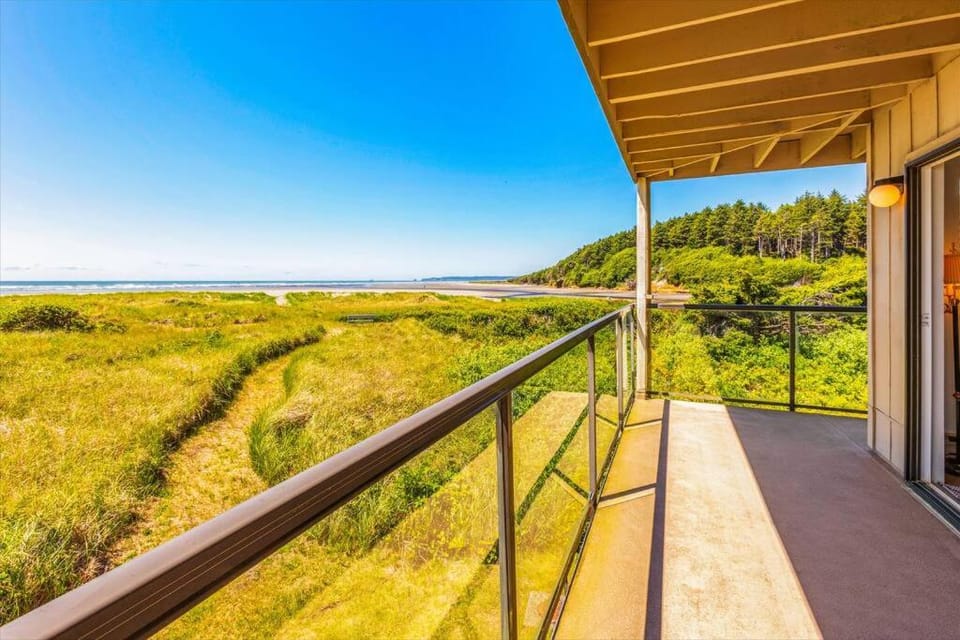 Waterfront Condo right on the Pacific Ocean House in Moclips