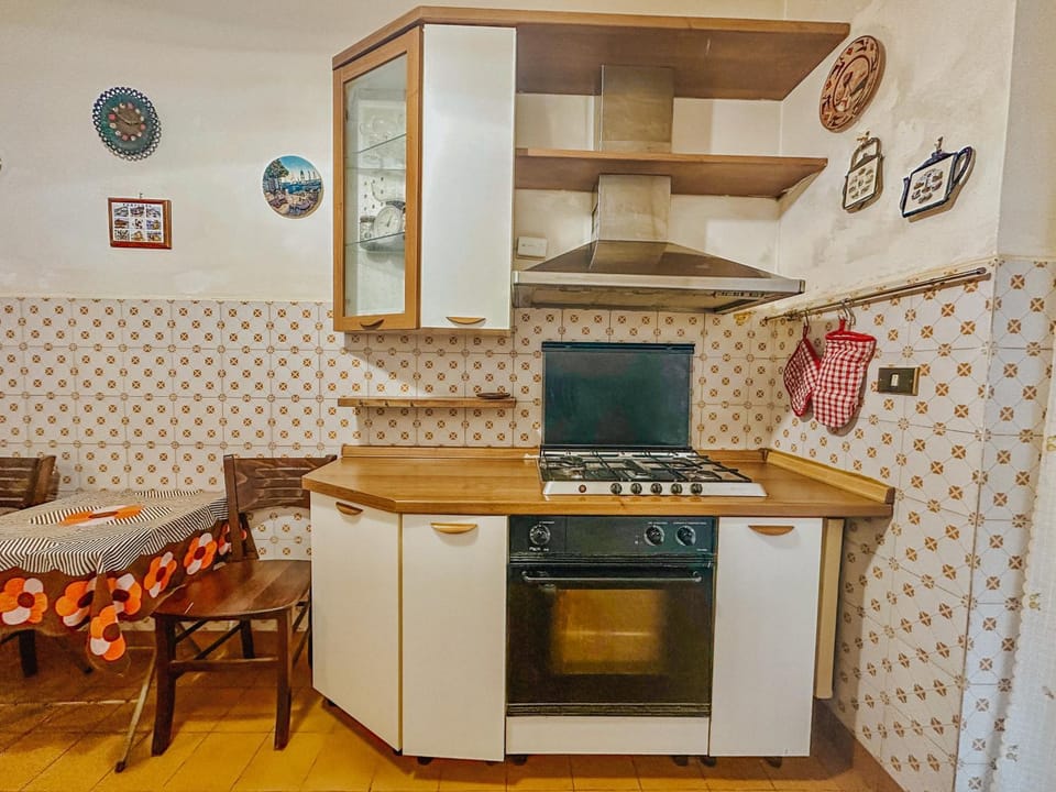 Kitchen or kitchenette, Dining area, oven, stove