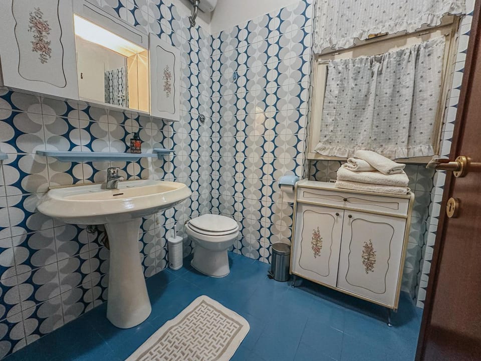 Shower, Toilet, Bathroom, bidet, towels
