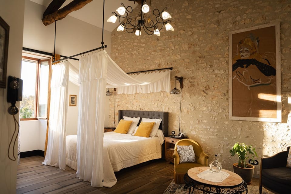 Bed, Living room, Photo of the whole room, Decorative detail, Bedroom