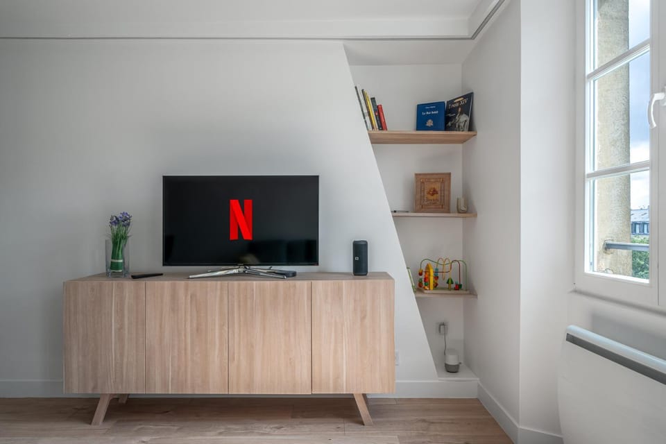 Communal lounge/ TV room, Library