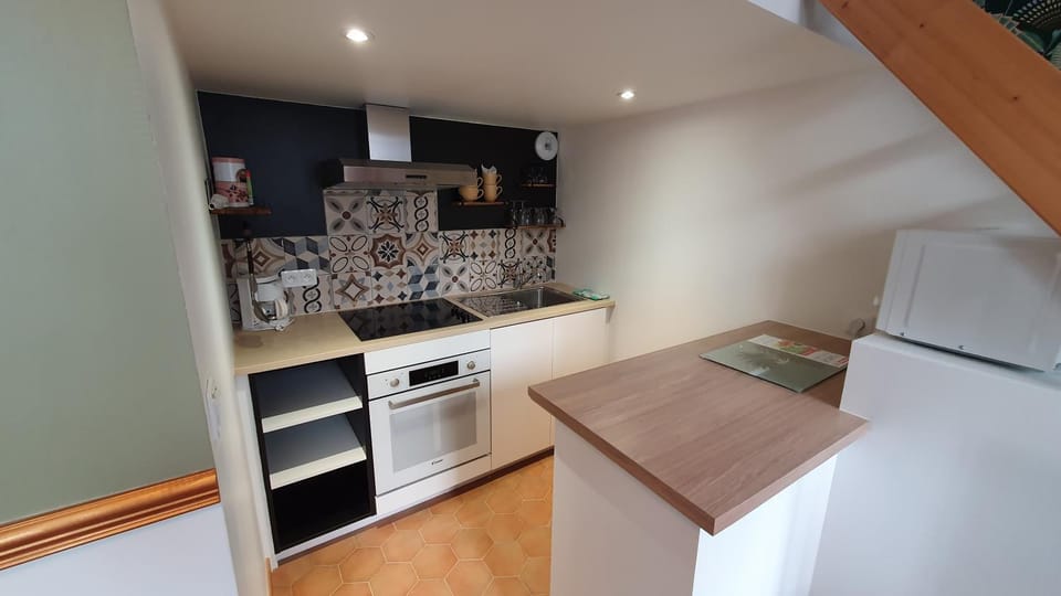 Kitchen or kitchenette, oven, stove