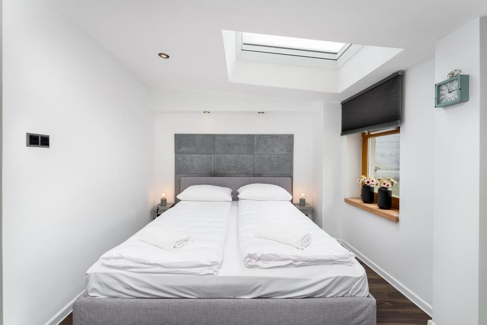Bed, Bedroom, towels, air conditioner