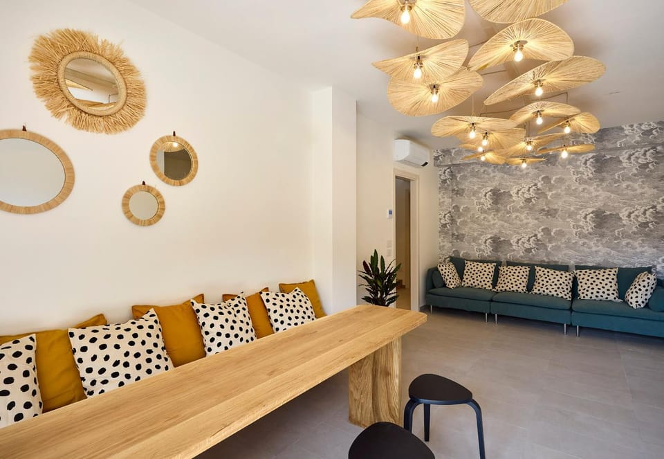 Living room, Seating area