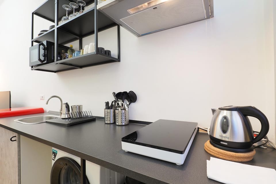 Coffee/tea facilities, Kitchen or kitchenette, dishwasher, stove