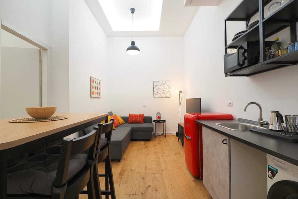 Coffee/tea facilities, Kitchen or kitchenette, Living room, Seating area, Dining area, dishwasher
