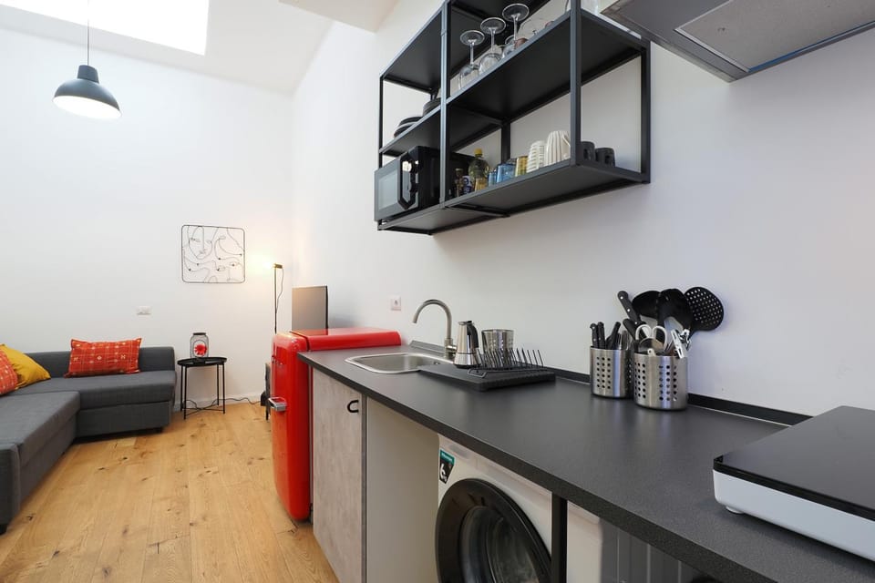 Coffee/tea facilities, Kitchen or kitchenette, Seating area, dishwasher, oven, stove