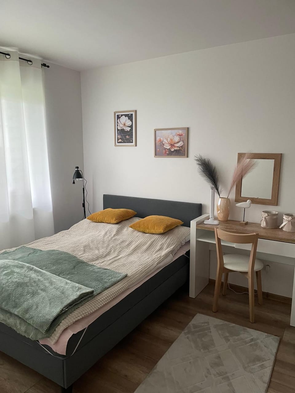 Bed, Photo of the whole room, Bedroom