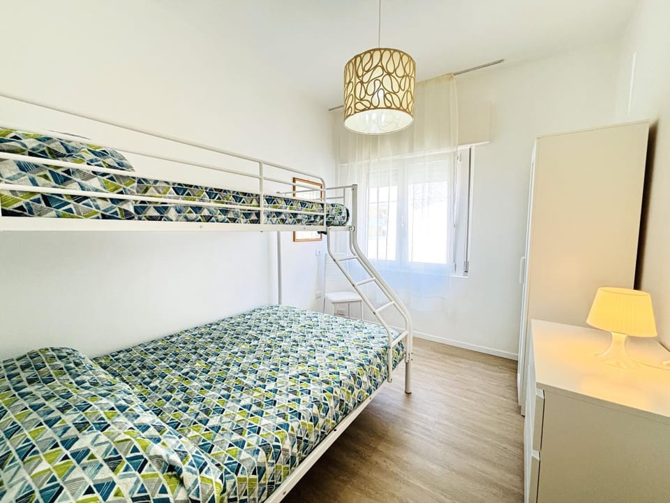 Bedroom, bunk bed