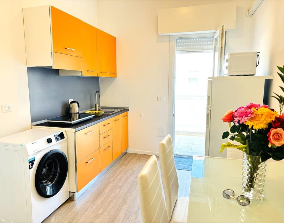 Kitchen or kitchenette, washing machine