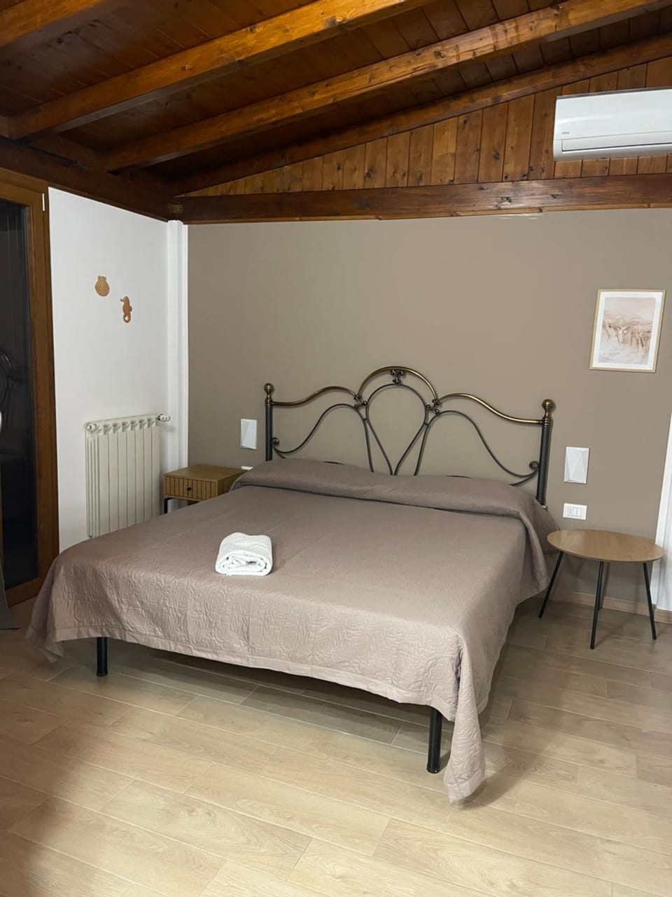 Bedroom, Swimming pool, Breakfast, air conditioner