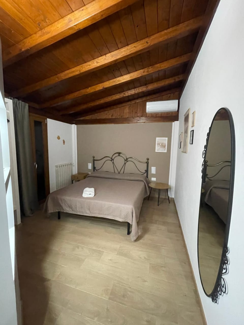 Bedroom, air conditioner