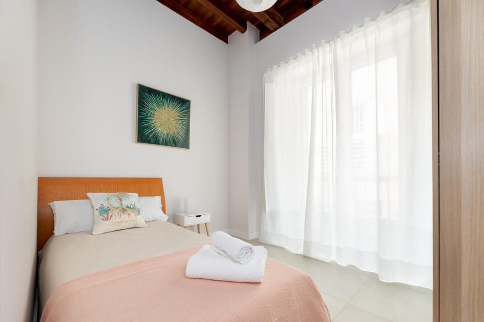 Estilo luz y comodidad a 1 minuto de San Anton Apartment in Granada
