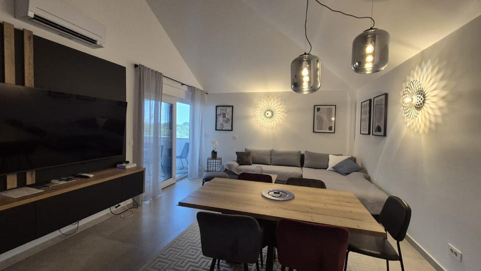 TV and multimedia, Living room, Seating area, Dining area