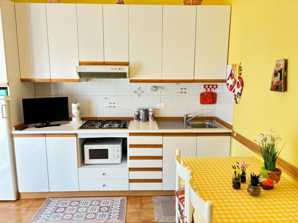 Kitchen or kitchenette, Dining area, stove