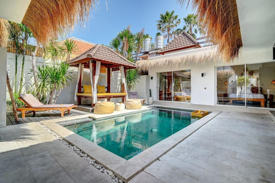 Property building, Patio, Garden view, Pool view, Swimming pool, sunbed
