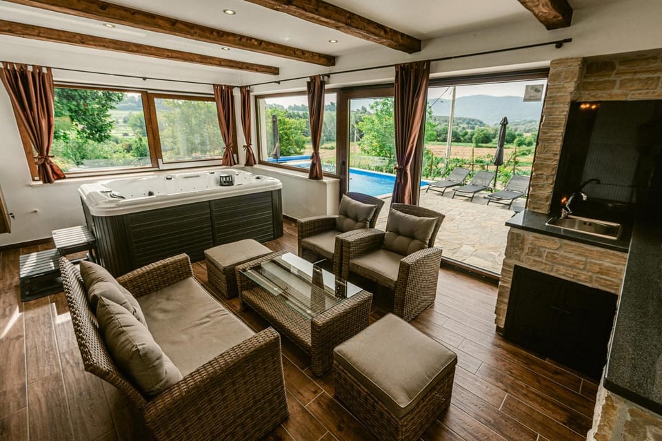 Hot Tub, Seating area, Evening entertainment, fireplace
