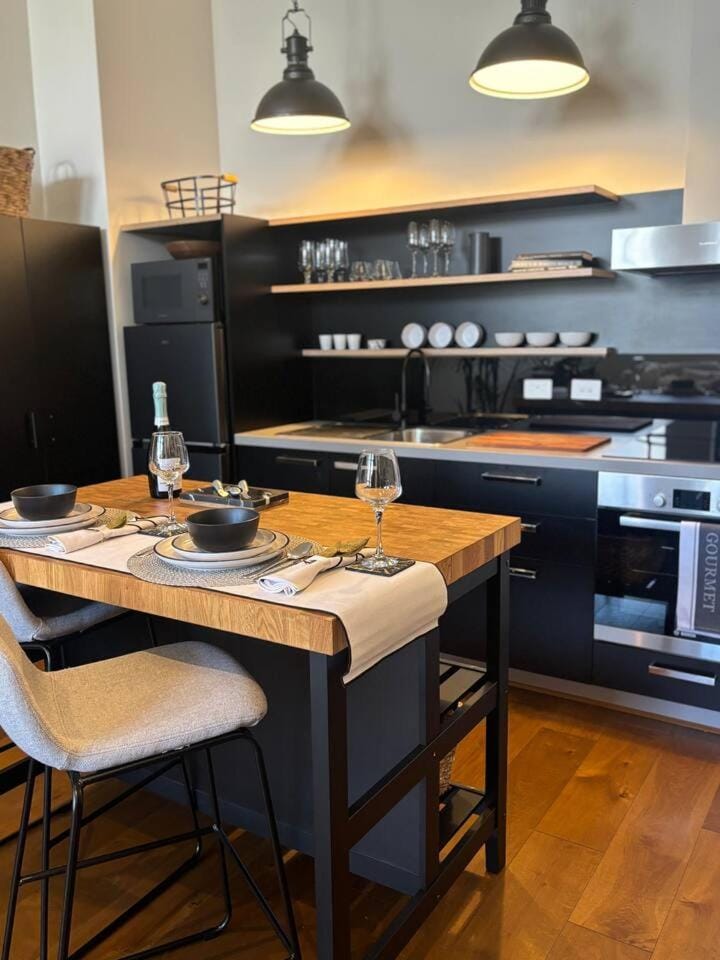Kitchen or kitchenette, Dining area