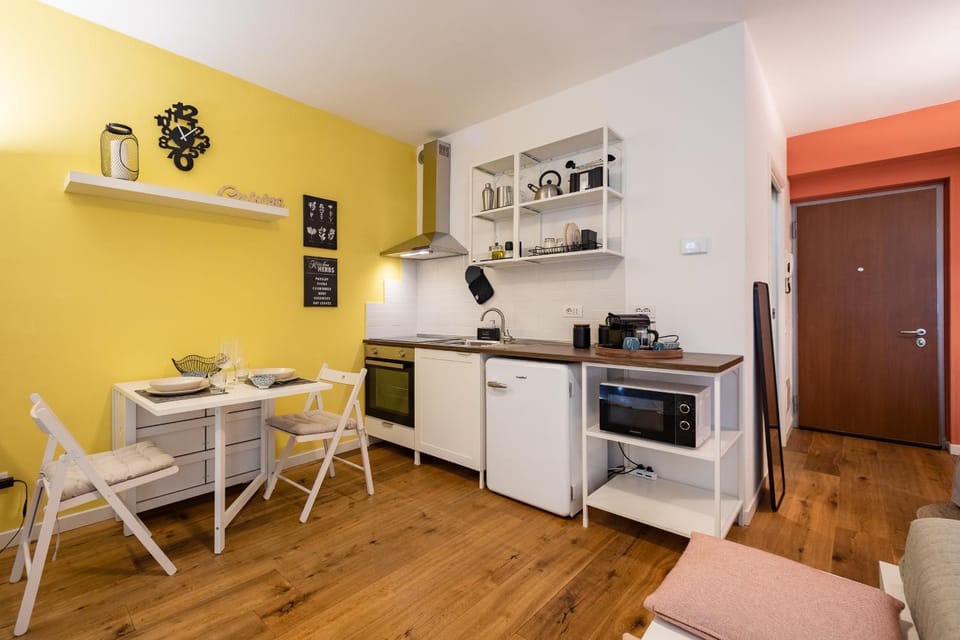 Coffee/tea facilities, Living room, Photo of the whole room, Dining area, Meals, Breakfast, Lunch, Dinner, heating, internet, microwave, oven, stove, kitchen, air conditioner