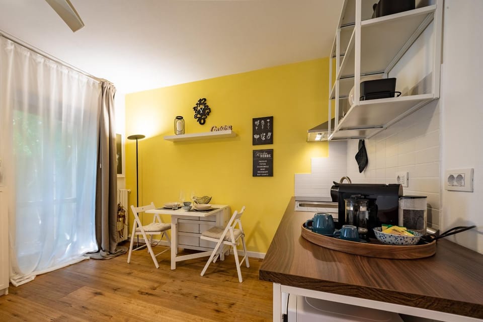Coffee/tea facilities, Kitchen or kitchenette, Living room, Photo of the whole room, Seating area, Dining area, Meals, Breakfast, Lunch, Dinner, heating, internet, microwave, oven, stove, toaster, air conditioner