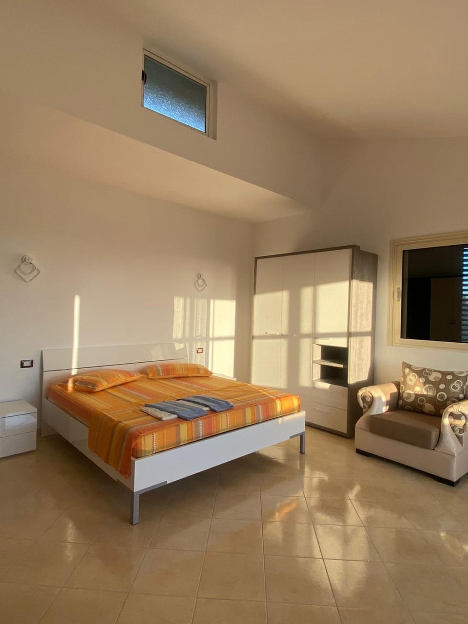 Bed, Photo of the whole room, Bedroom, minibar