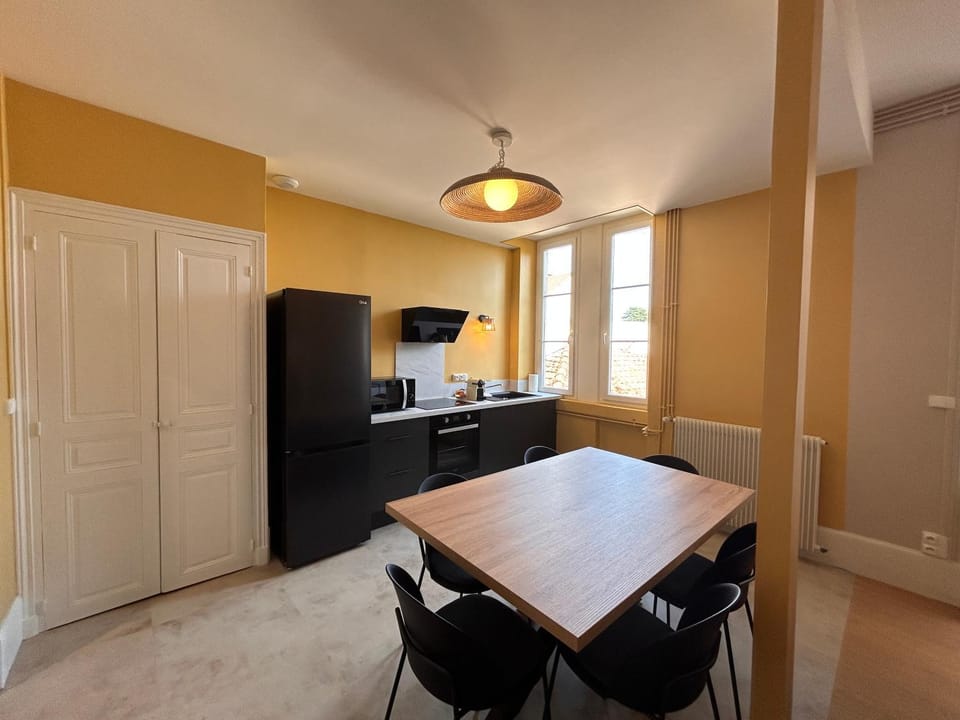 Kitchen or kitchenette, Dining area, oven