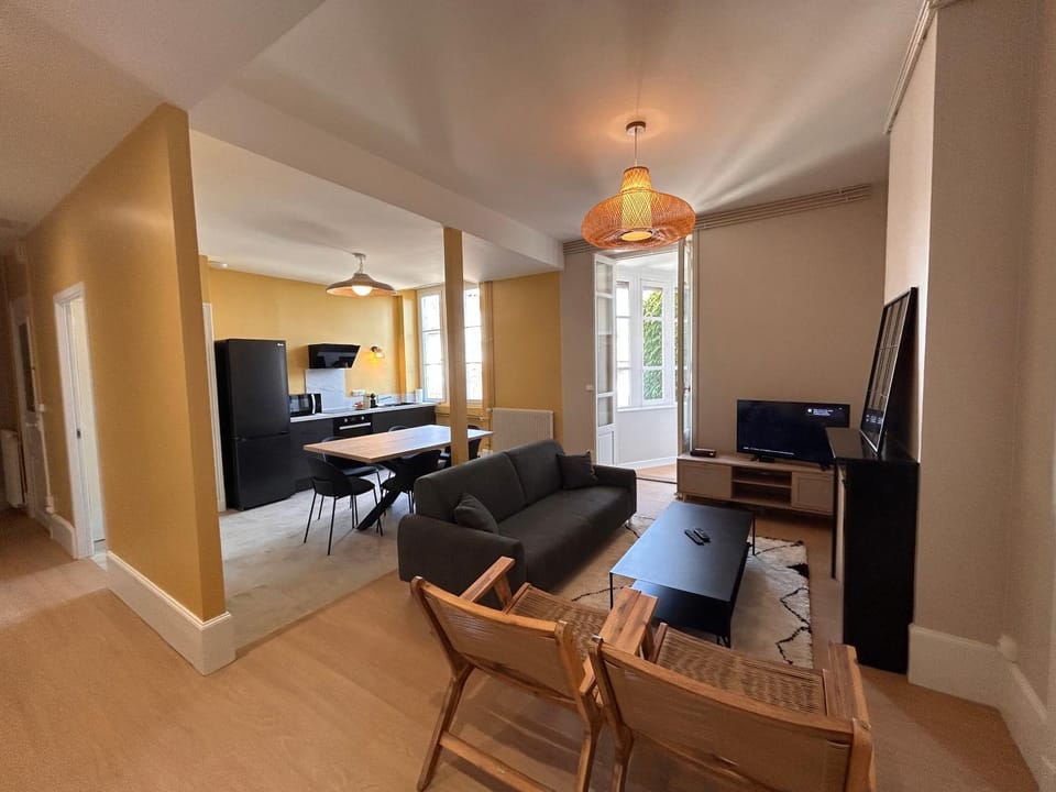 Communal lounge/ TV room, TV and multimedia, Living room, Dining area