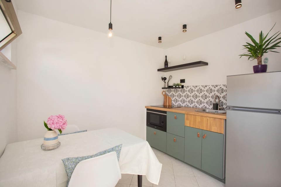 Kitchen or kitchenette, Dining area, oven, stove