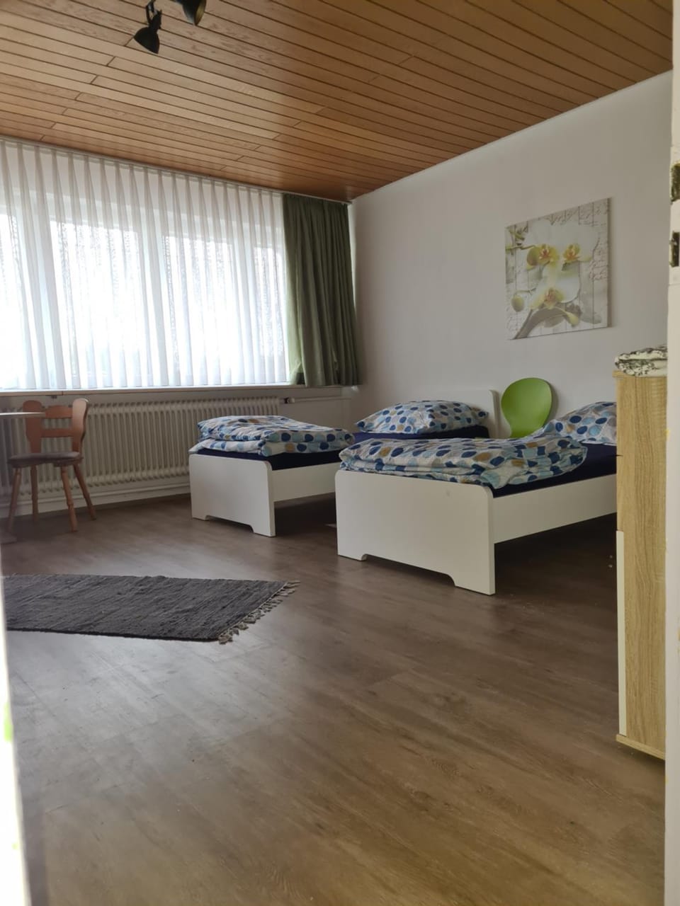 Bed, Photo of the whole room, Seating area, Bedroom, internet