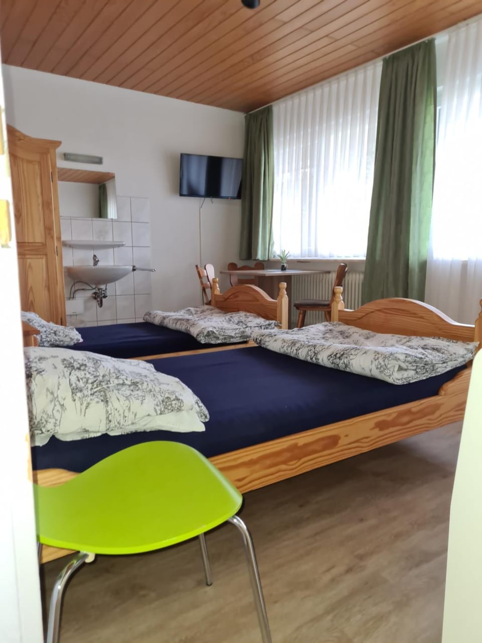 Bed, TV and multimedia, Seating area, Bedroom