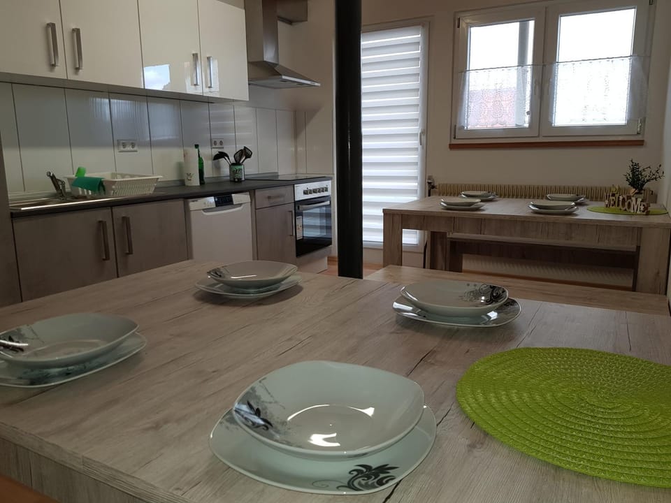 Kitchen or kitchenette, Dining area, dishwasher, stove