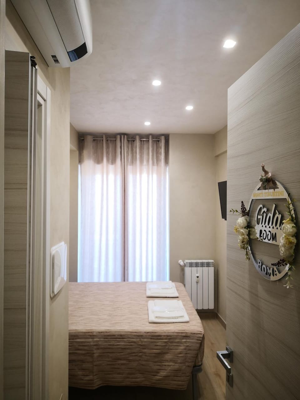 Bedroom, air conditioner