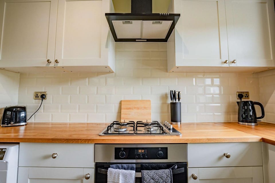 Coffee/tea facilities, Kitchen or kitchenette, stove, toaster