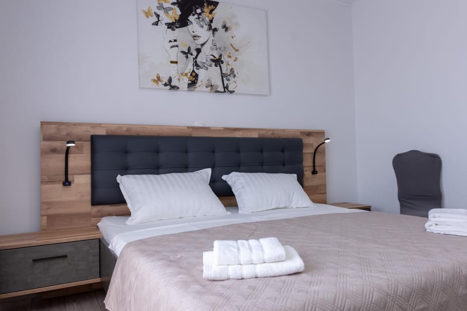 Bed, Photo of the whole room, Bedroom, towels