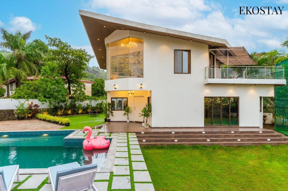 Property building, Patio, Spring, Day, Garden, Garden view, Pool view, Swimming pool, sunbed