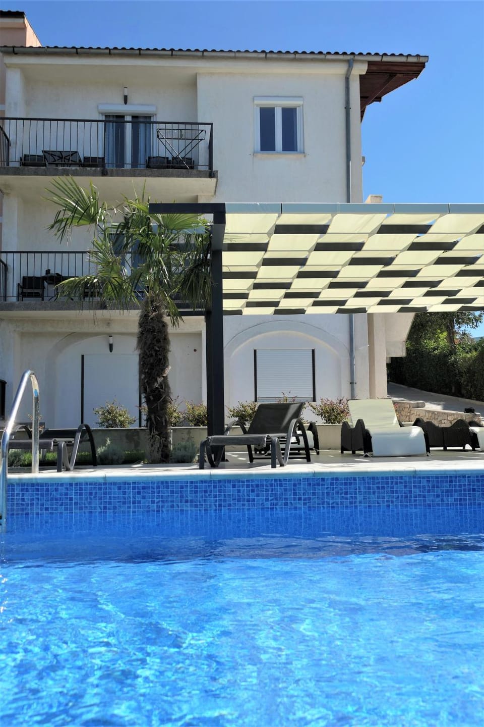 Property building, Swimming pool, sunbed
