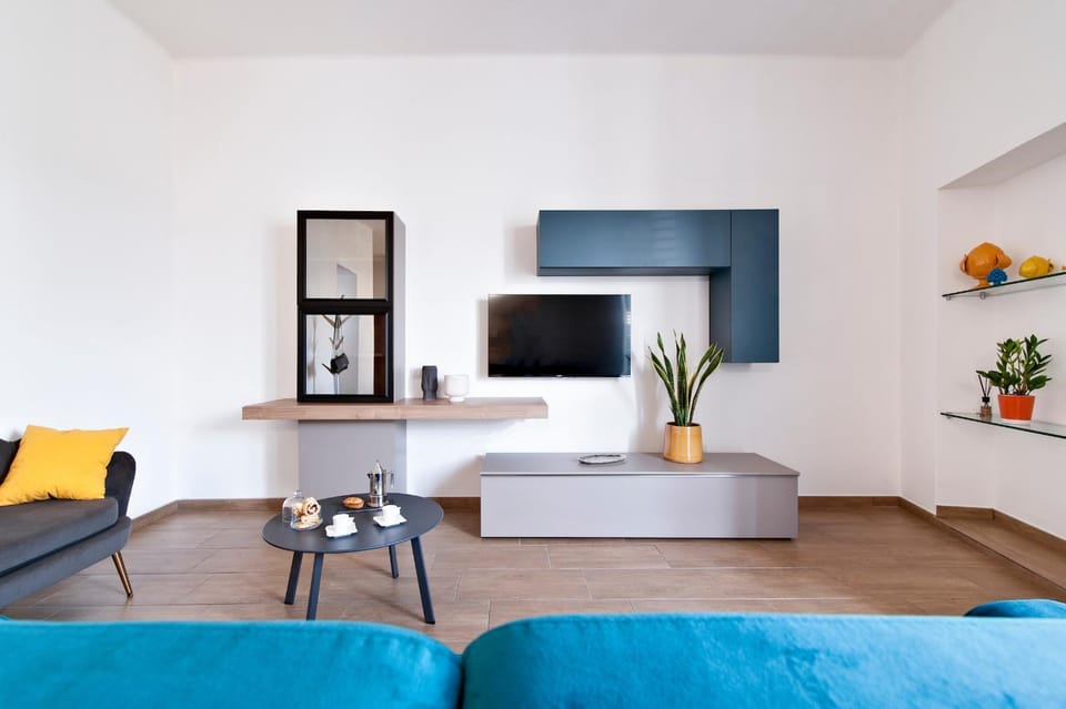 Communal lounge/ TV room, TV and multimedia, Living room, Seating area, Evening entertainment