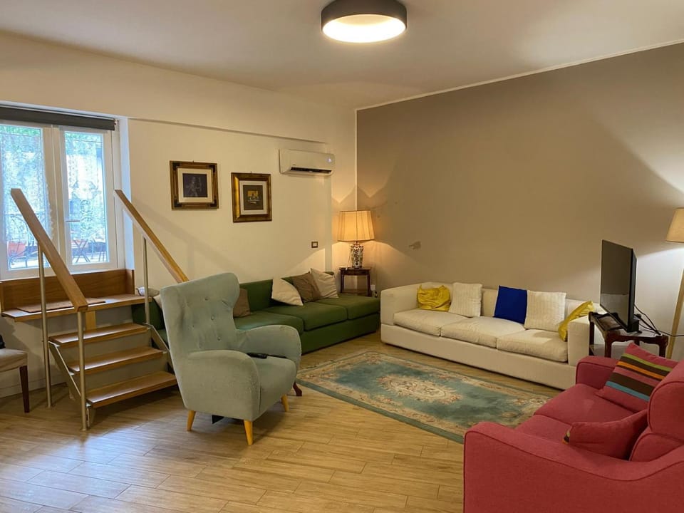 Communal lounge/ TV room, Bed, TV and multimedia, Living room, Seating area, air conditioner