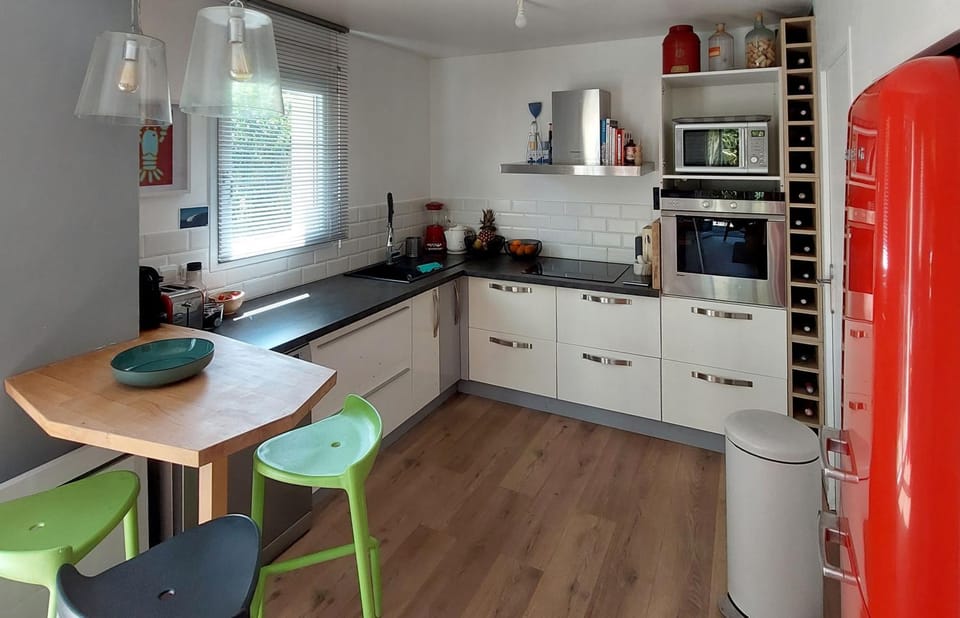 Coffee/tea facilities, Kitchen or kitchenette, Dining area, dishwasher, oven, stove, toaster