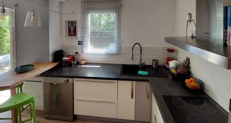 Kitchen or kitchenette, Dining area, dishwasher, stove