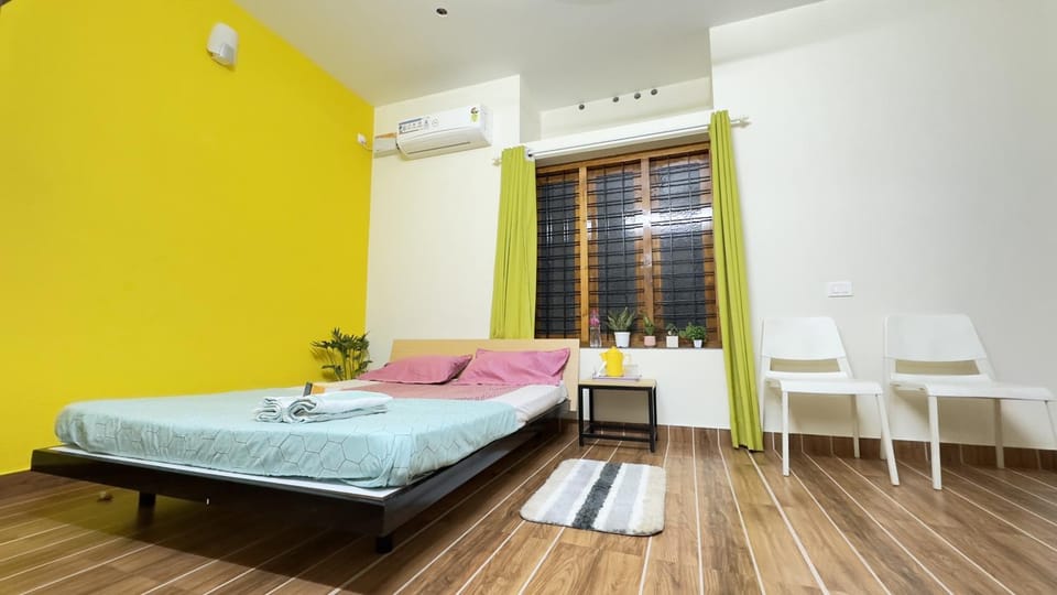 Bed, Seating area, Bedroom, towels, air conditioner