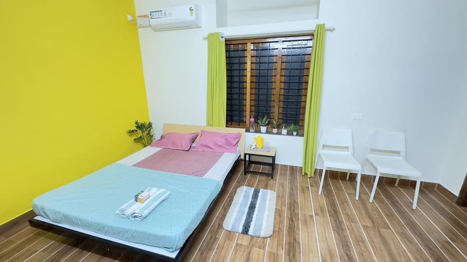 Bed, Photo of the whole room, Seating area, air conditioner